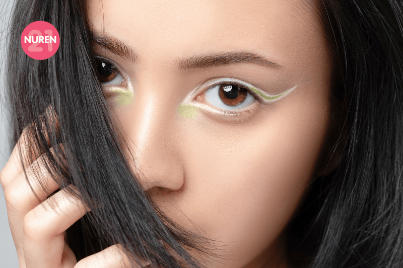 white eyeliner tiktok make up trend