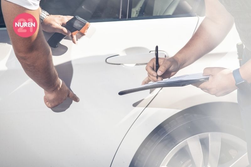 image of person making used car purchase and checking for dents