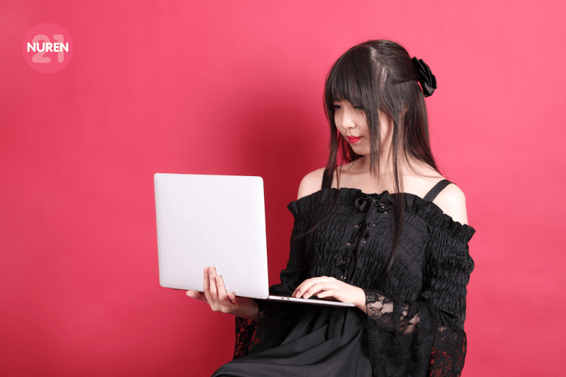 A gothic lolita girl using a laptop