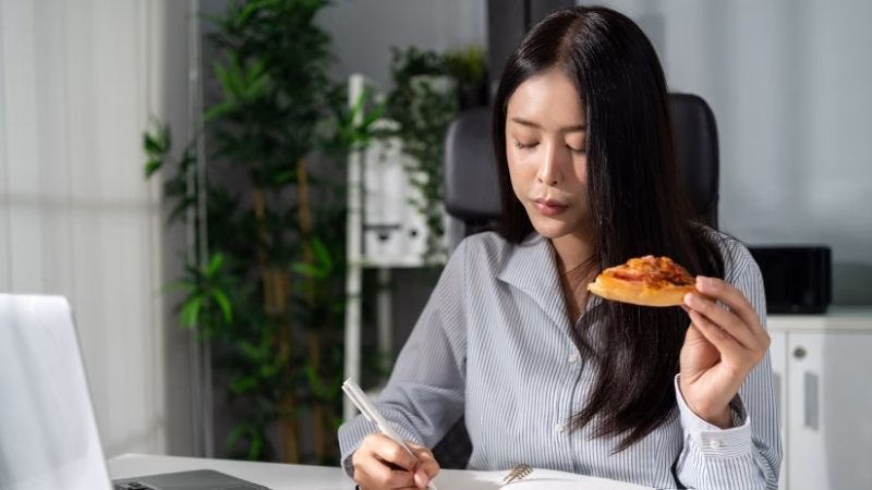 woman with unhealthy eating habits 