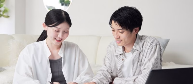 Asian couple considering insurance details